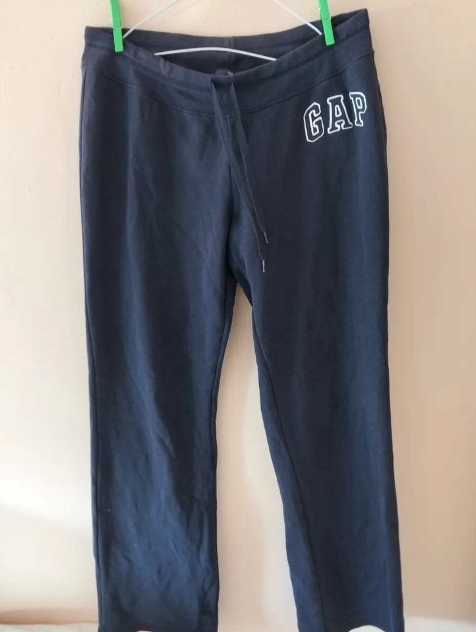 Pantalón de jogging Gap para mujer, color azul marino, con el logo de la marca en blanco. Talle M. Ideal para un look casual y cómodo.