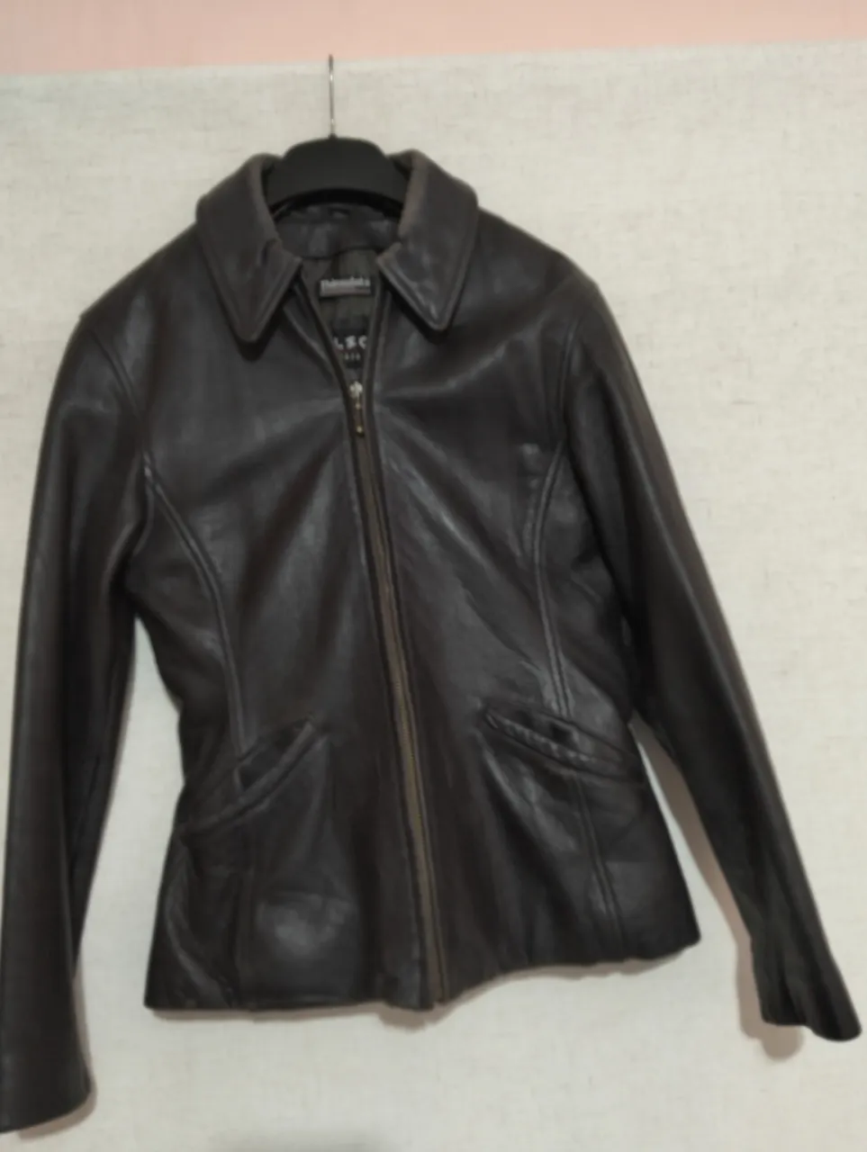Campera de cuero térmica, 
marrón para mujer, estilo biker, con cierre y bolsillos. Marca Wilsons, con forro Thinsulate para mayor abrigo. Talle XS.