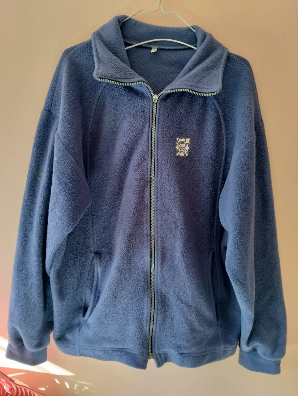 Buzo polar azul con cierre frontal y cuello alto. Ideal para el invierno, con un diseño cómodo y abrigado. Perfecto para un look casual y relajado.