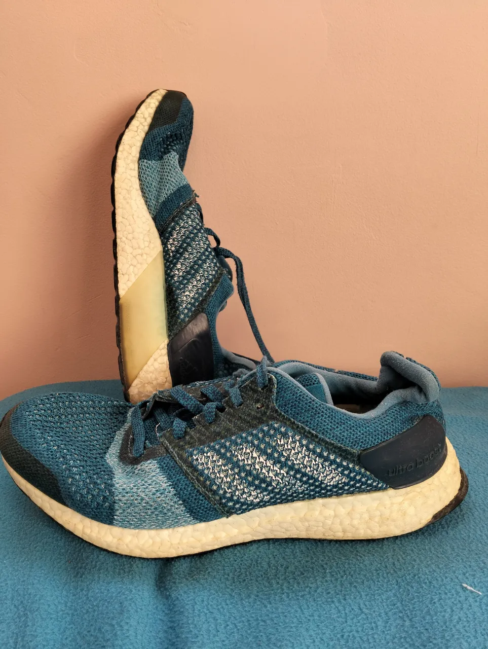 Zapatillas deportivas Adidas Ultra Boost en color azul y blanco, ideales para running y entrenamiento. Diseño moderno y cómodo.
