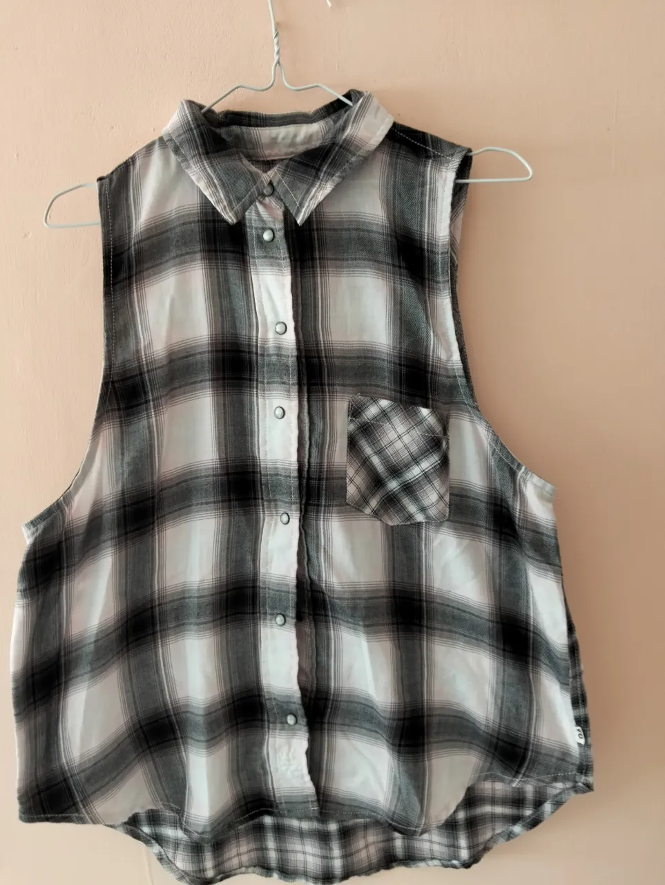 Musculosa de mujer a cuadros en blanco y negro, estilo boyfriend. Con bolsillo en el pecho y botones. Ideal para un look casual y moderno.