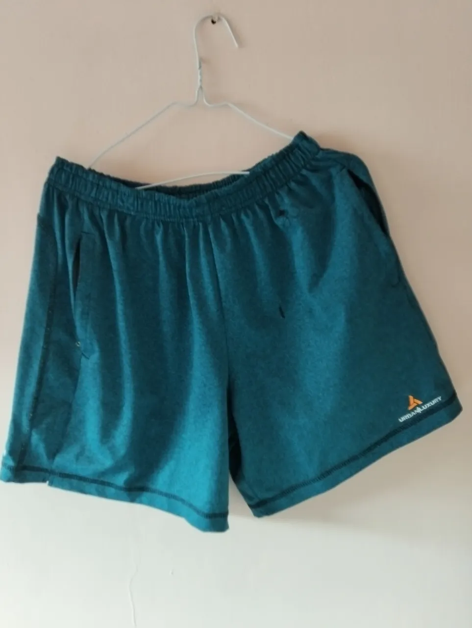 Short deportivo de hombre, color verde, con logo "Urban Luxury" en la pierna. Talle XXL. Ideal para actividades deportivas o uso casual.