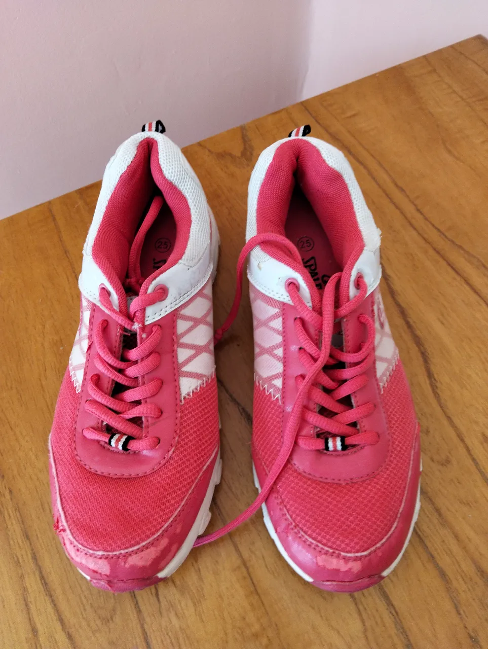 Zapatillas deportivas rosas y blancas para mujer, marca Spalding. Ideales para running o uso diario. Talle 25.