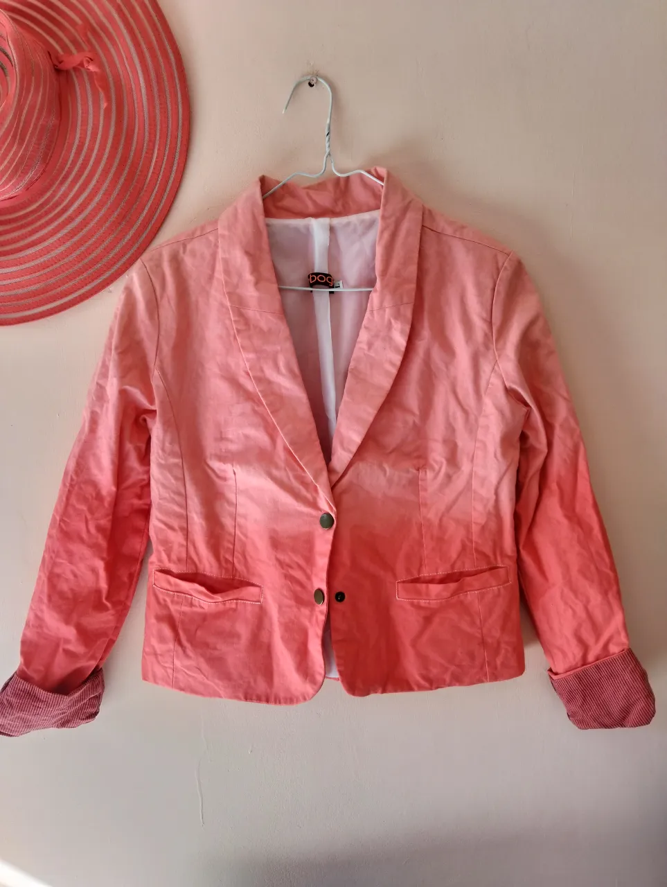Blazer de mujer en color rosa con efecto degradado. Corte clásico con solapas y dos bolsillos delanteros. Ideal para un look elegante y moderno.