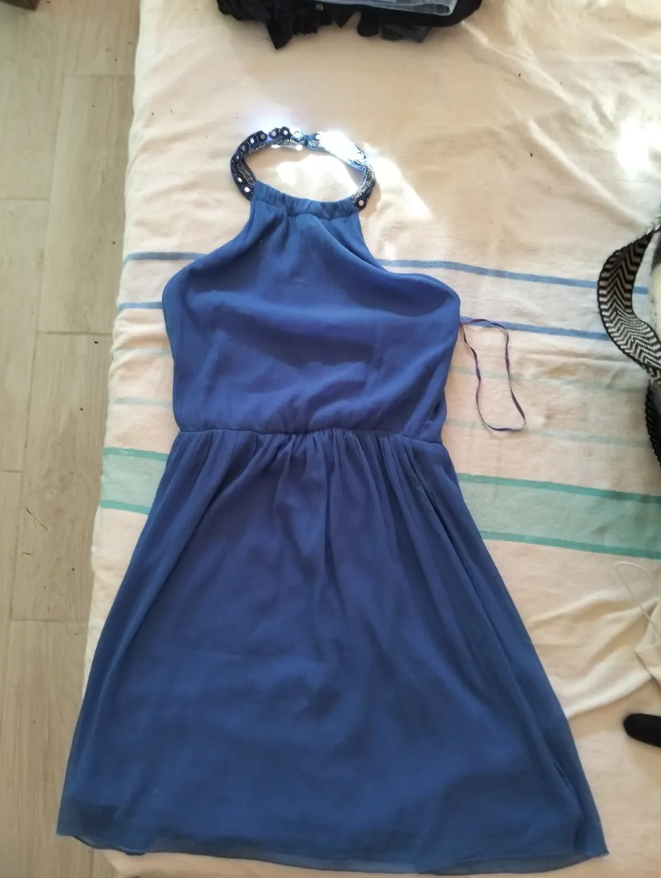 Vestido mini azul con cuello halter y detalle de apliques en el cuello. Ideal para una salida o fiesta.