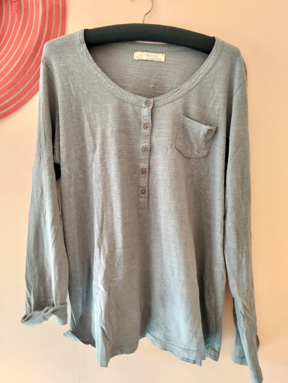 Remera manga larga gris de Zara Collection para mujer. Con botones en el frente y bolsillo en el pecho. Ideal para un look casual y cómodo.