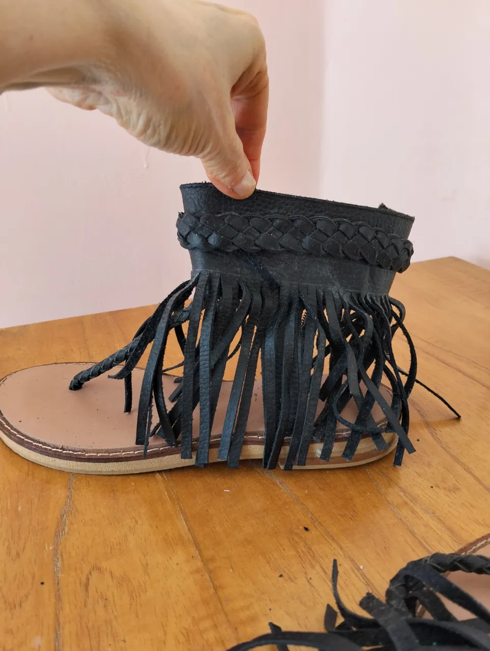 Sandalias de mujer con diseño de flecos y detalles trenzados en color negro. Ideales para un look bohemio y casual.