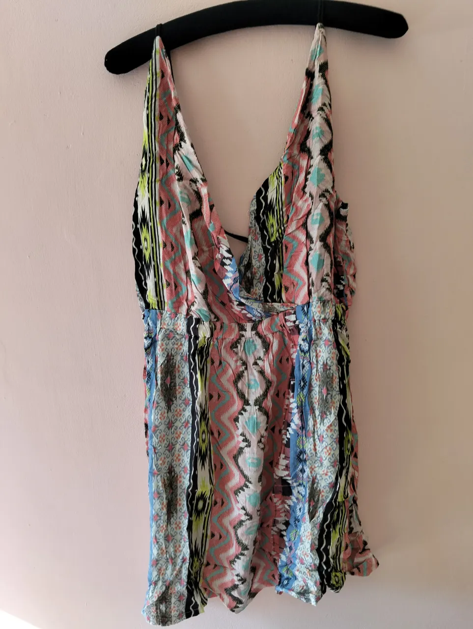 Mono corto de mujer con estampado vibrante. Diseño con escote en V y detalles fruncidos en la cintura. Ideal para un look fresco y moderno.