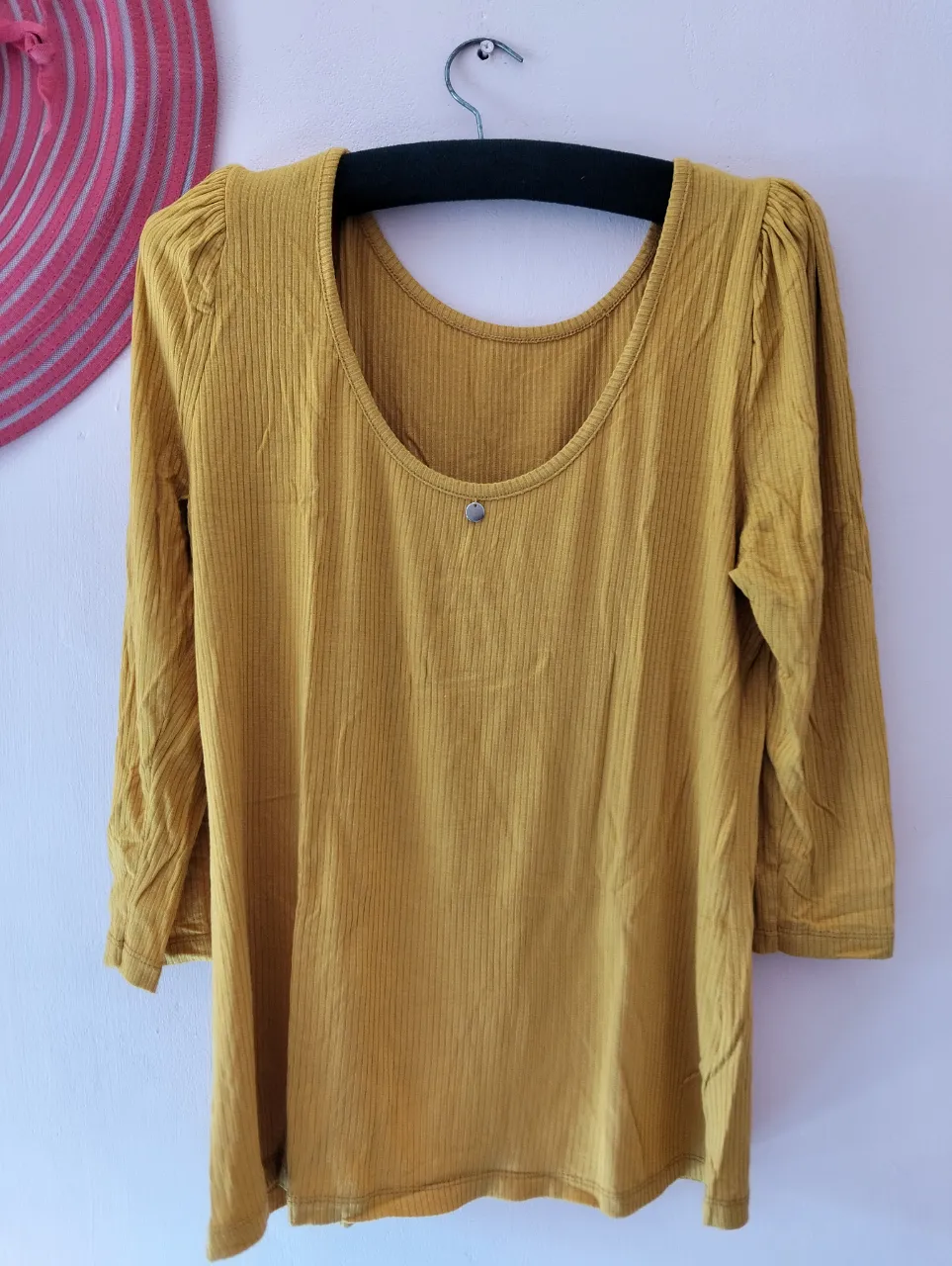 Blusa de mujer de manga larga y cuello redondo, color mostaza, ideal para un look casual y cómodo. Confeccionada en tejido de punto acanalado, ofrece un ajuste favorecedor y un estilo versátil.