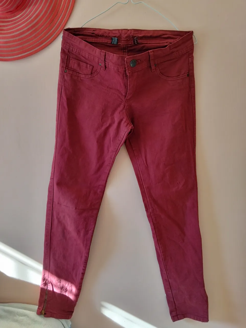 Pantalón chupín de mujer en color rojo. Ideal para un look casual y moderno. Perfecto para combinar con diferentes estilos.