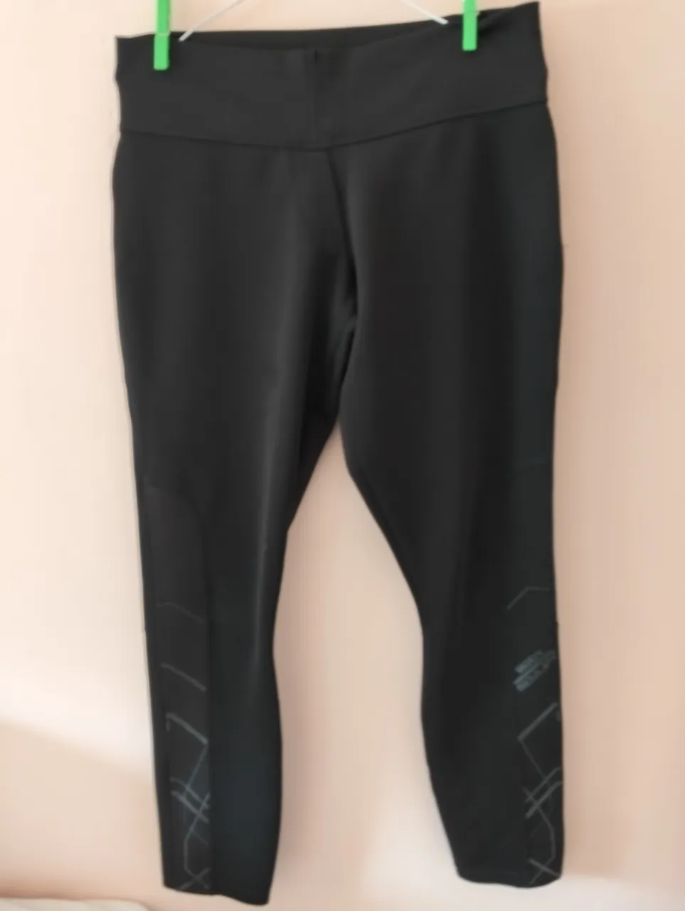Calzas deportivas negras, ideales para actividades físicas. Diseño ajustado y cómodo, perfectas para entrenar con estilo.