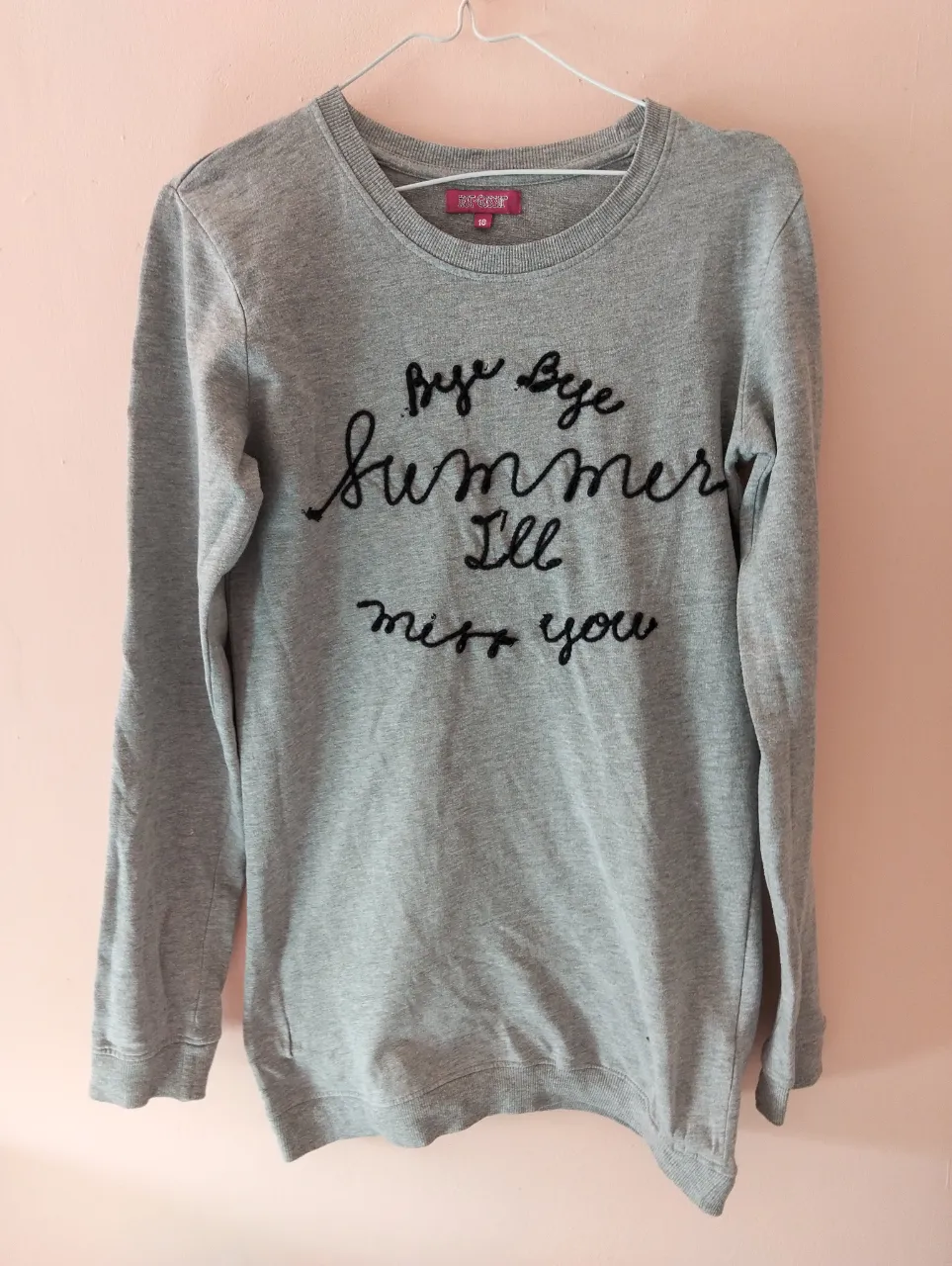 Buzo de cuello redondo gris con estampado "Bye Bye Summer I'll miss you". Ideal para un look casual y cómodo.