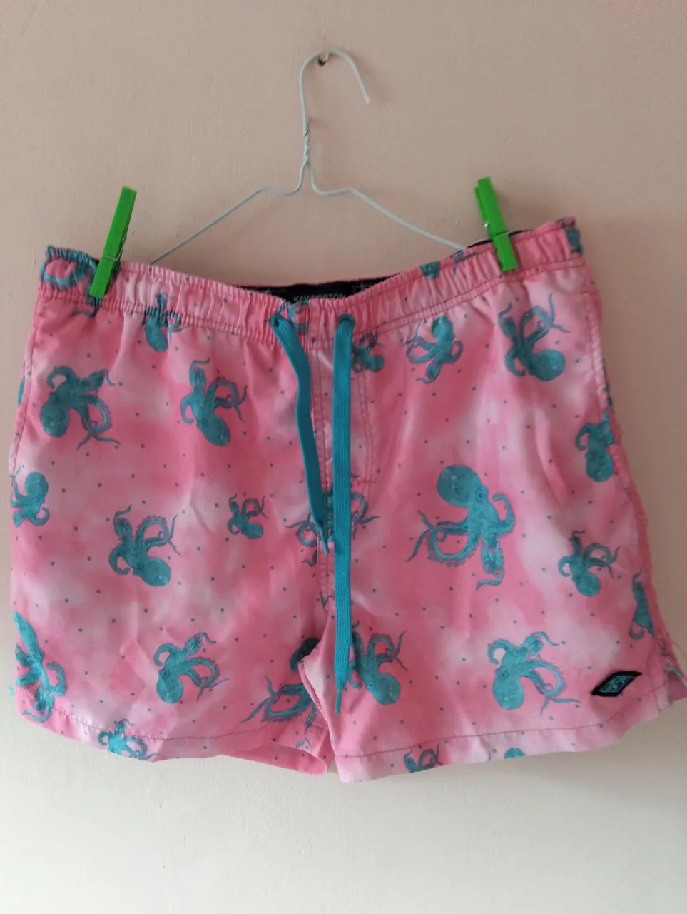 Short de baño KEVINGSTON para hombre, estampado con pulpos turquesas sobre fondo rosa. Talle S, ideal para la playa o pileta.