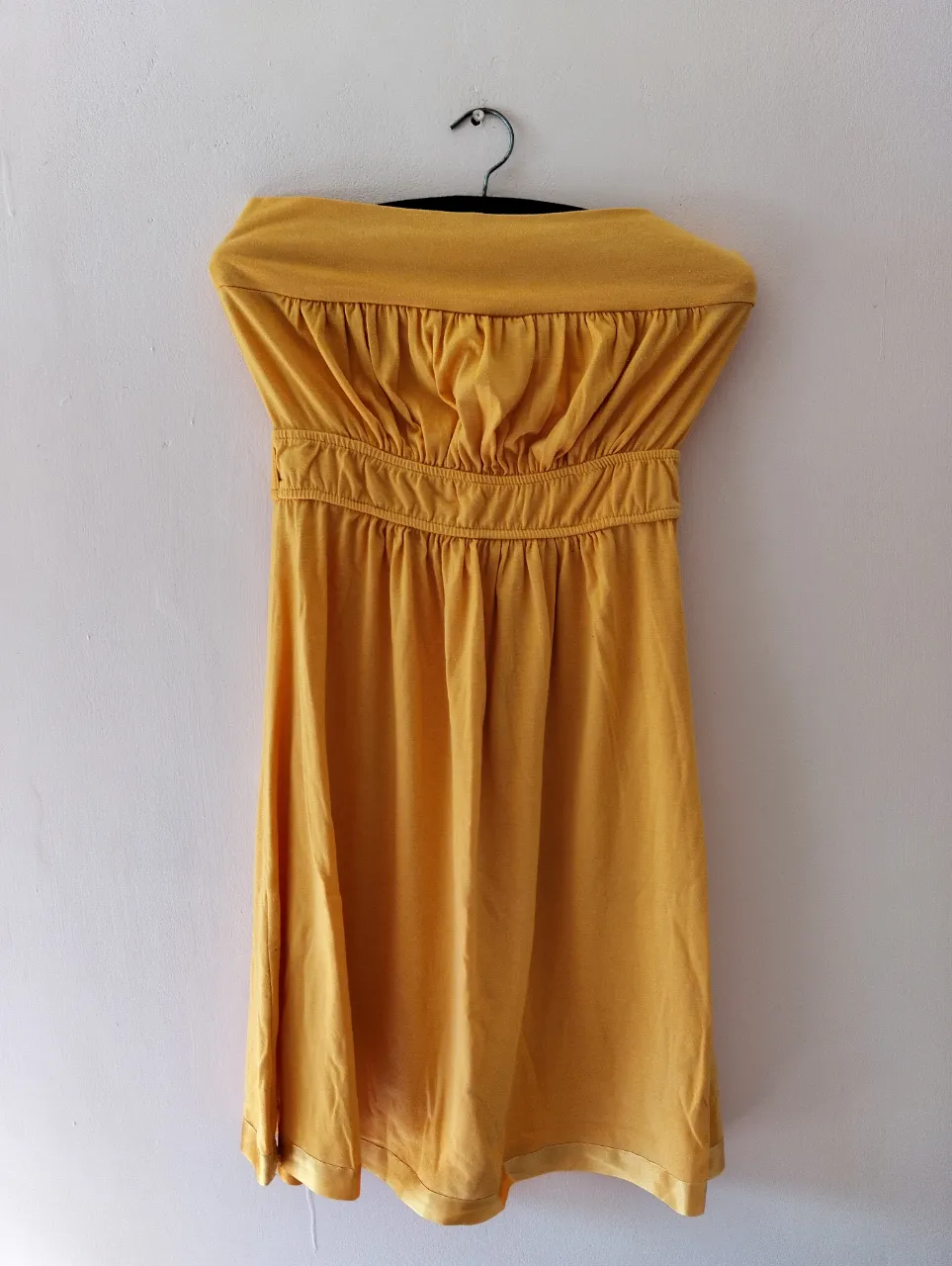 Vestido strapless anaranjado, ideal para el verano. Confeccionado en tela suave y cómoda, perfecto para lucir en cualquier ocasión.