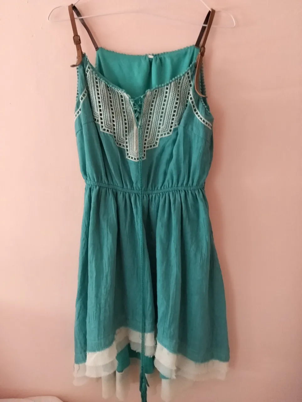 Vestido mini de mujer, estilo boho, con detalles bordados en el pecho y cintura elastizada. Ideal para el verano. Con tirantes finos y detalles de encaje en el bajo.
