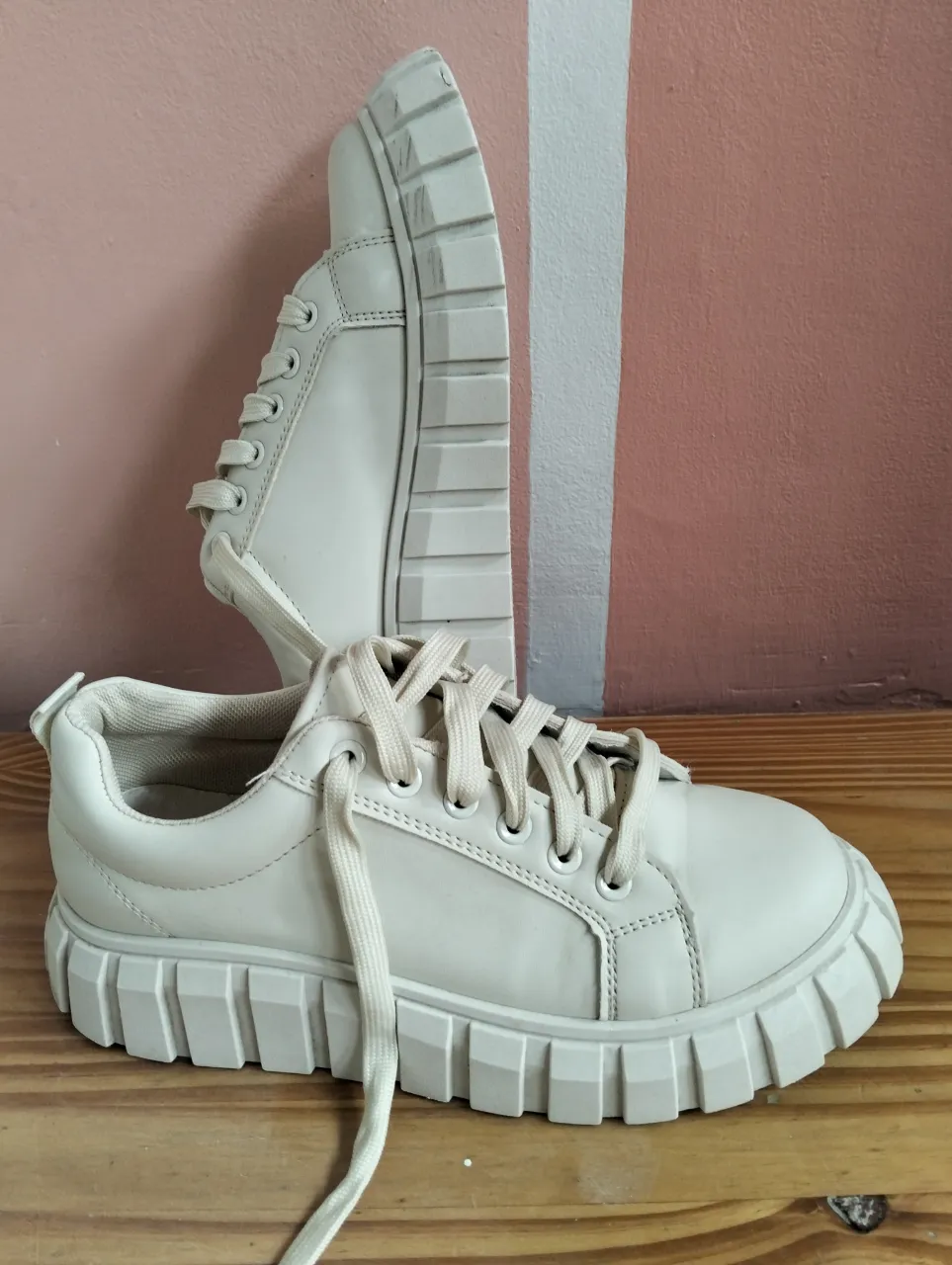 Zapatillas de mujer color crudo con suela gruesa y diseño moderno. Ideales para un look casual y urbano.