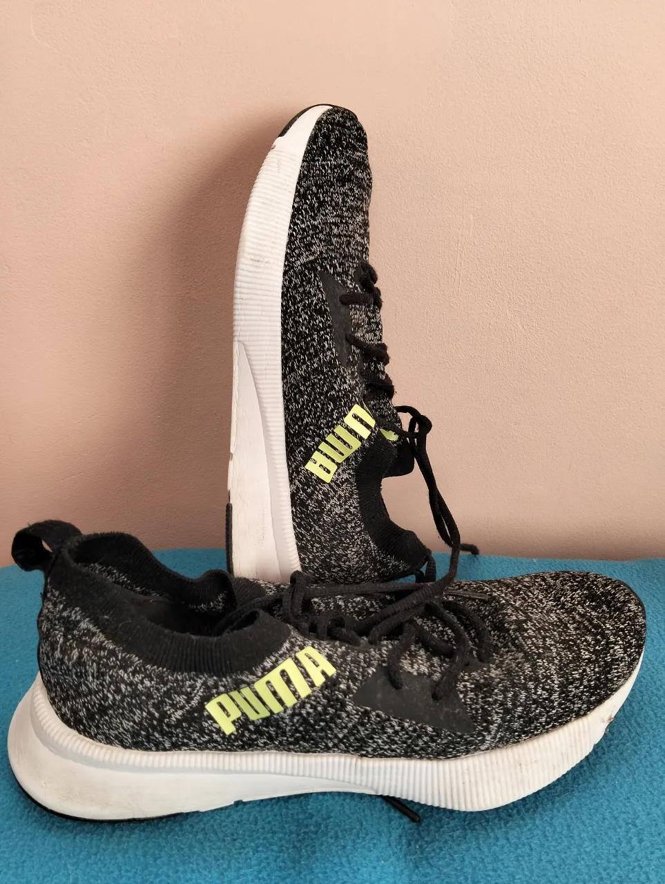 Zapatillas Puma de running unise
x, con detalles en amarillo. Ideales para entrenamientos y uso diario. Diseño moderno y cómodo.