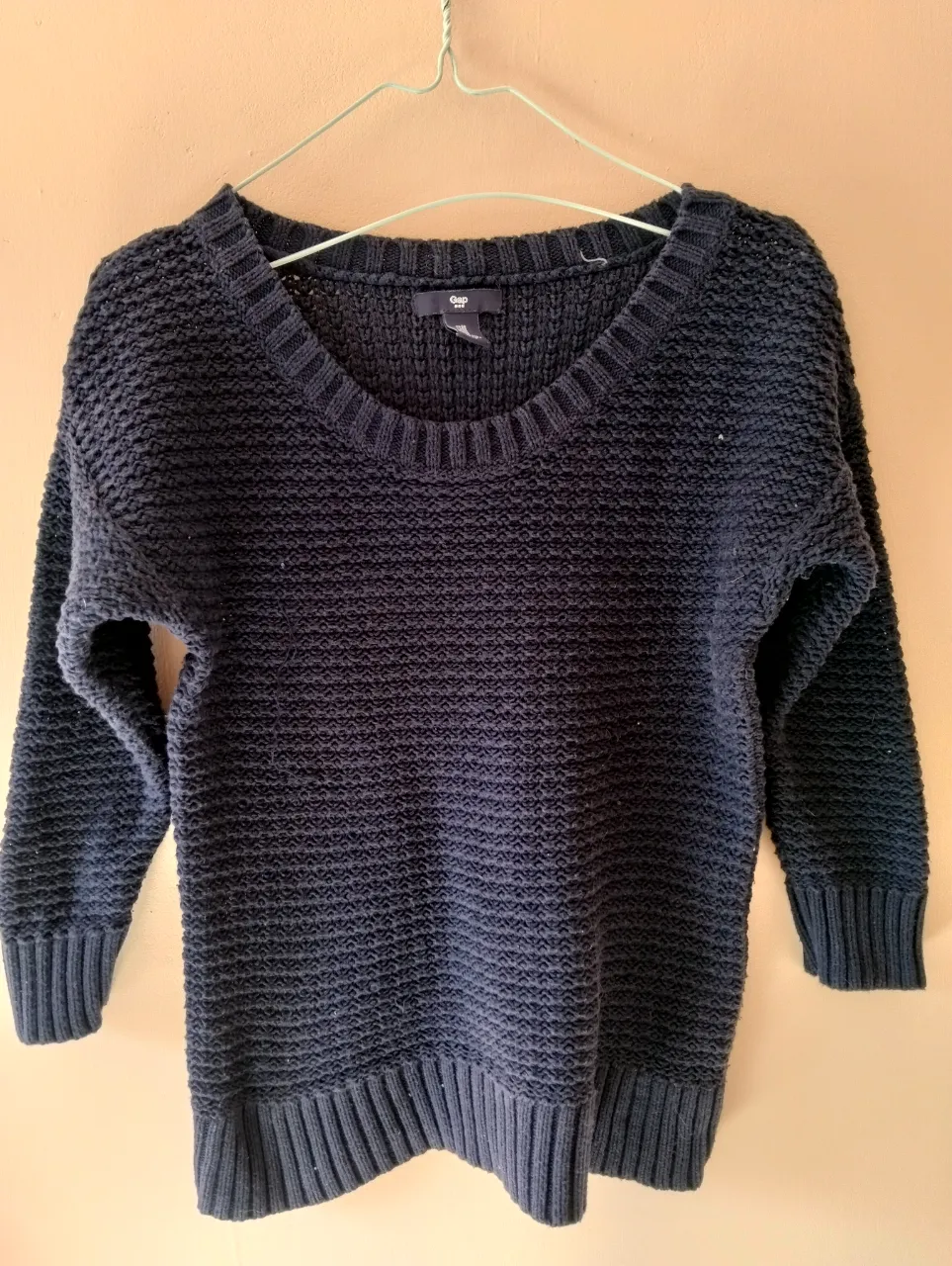 Sweater de mujer de la marca Gap, color azul marino, con cuello redondo y mangas 3/4. Ideal para un look casual y cómodo.