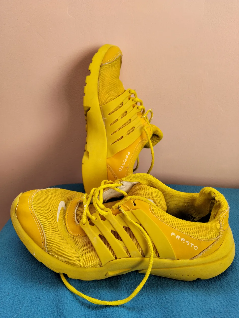 Zapatillas Nike Presto amarillas, ideales para running o uso diario. Diseño moderno y cómodo.