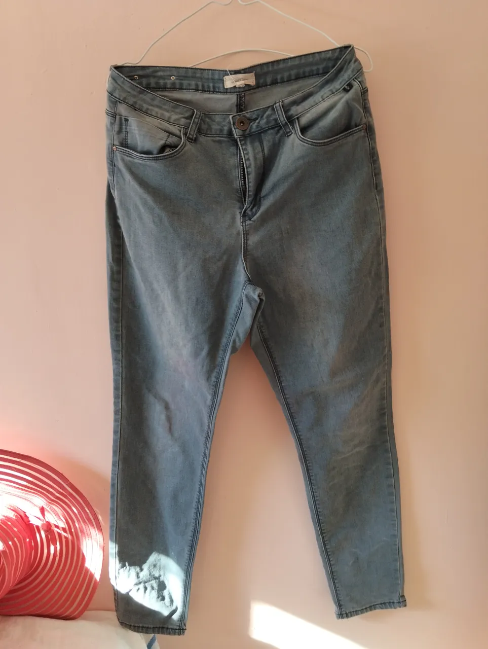 Jeans de mujer tiro alto, color azul claro, corte recto. Talle 27. Marca Daniel Cassin.
