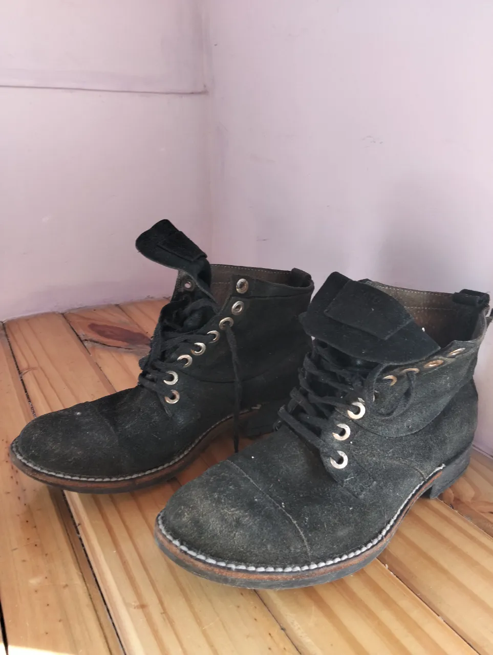 Botas de cuero negras, estilo acordonado y con caña baja. Perfectas para un look rocker o casual, ideales para el día a día.