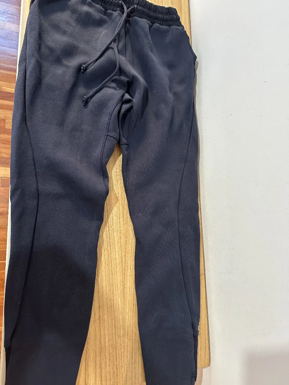 Pantalón deportivo Adidas negro, con cordón en la cintura y detalles de la marca. Ideal para un look casual y cómodo.