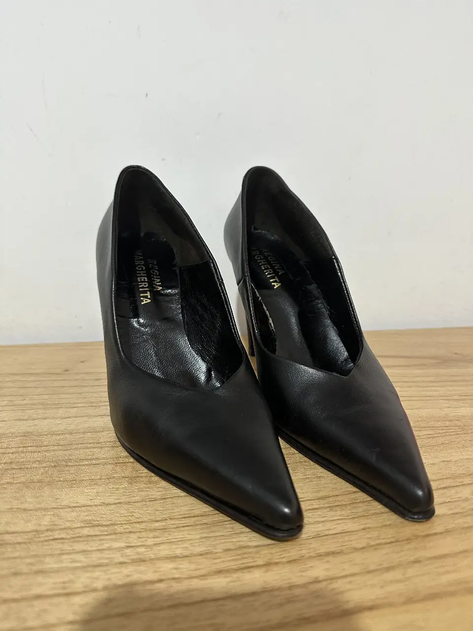 Elegantes zapatos de taco alto negros, ideales para eventos formales o salidas nocturnas. Diseño clásico con punta fina y taco estilizado. Todo cuero. 1 solo uso. están como nuevos sin ningún detalle. la caja la tiré porque era muy grande y me quitaba espacio pero los mando en caja de otros zapatos