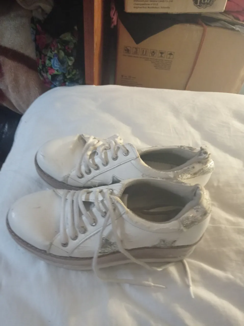 Remera manga corta de algodón color fucsia con estampa de una nena y un perrito. Remera manga corta color verde agua con estampa de letras. botas,zapatillas,y sandalias.