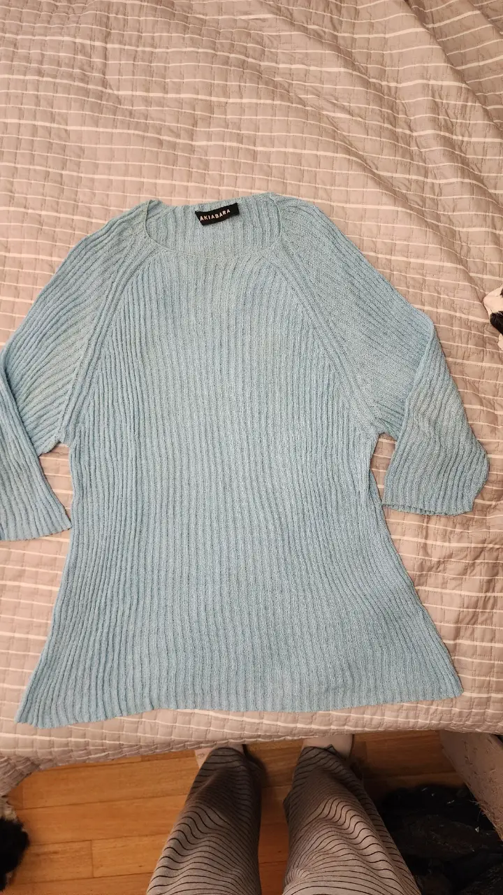 Sweater largo de punto canalé en color celeste, ideal para un look casual y cómodo. Confeccionado en tejido suave y de calidad, este sweater es perfecto para el invierno. Marca AKIABARA.