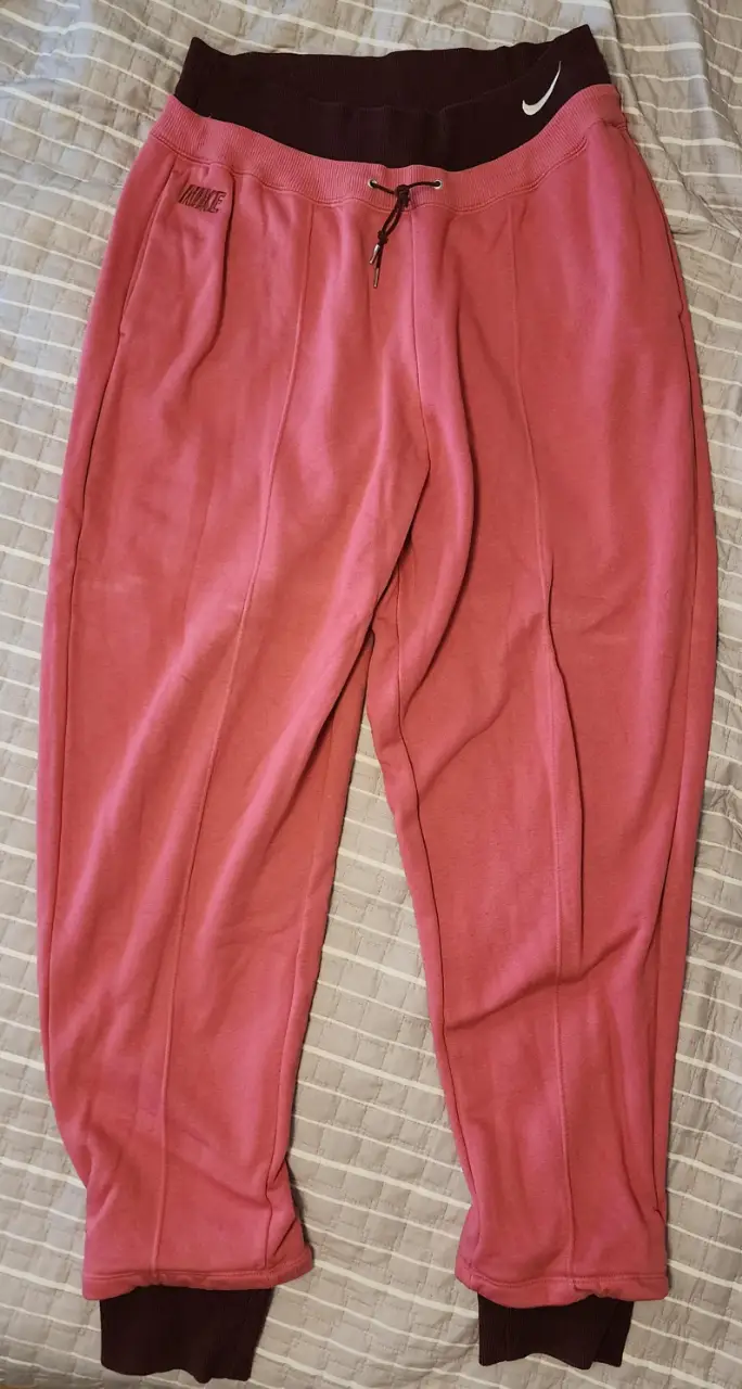 Pantalón deportivo Nike de color rosa con cintura y puños en rosa . Talle XL, ideal para un look cómodo y casual.
