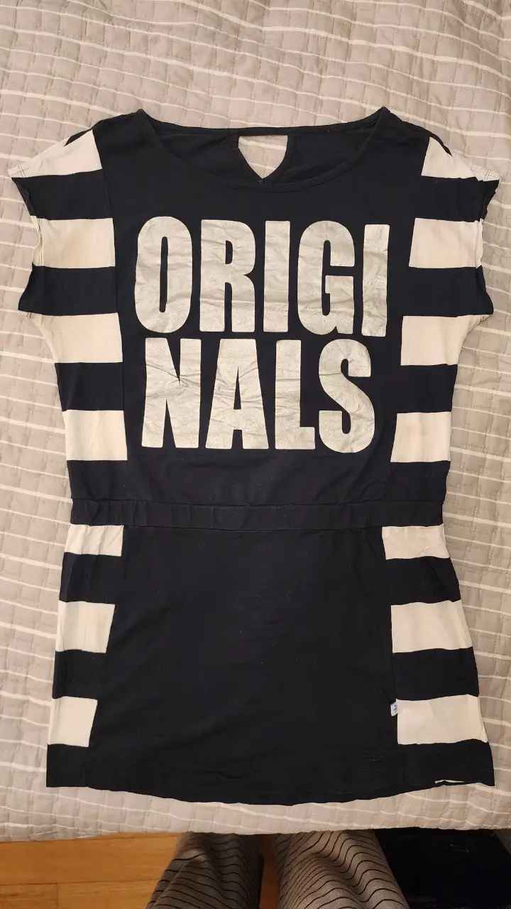 Vestido Adidas Originals negro con rayas blancas y estampado "ORIGINALS". Talle L, ideal para un look casual y deportivo.