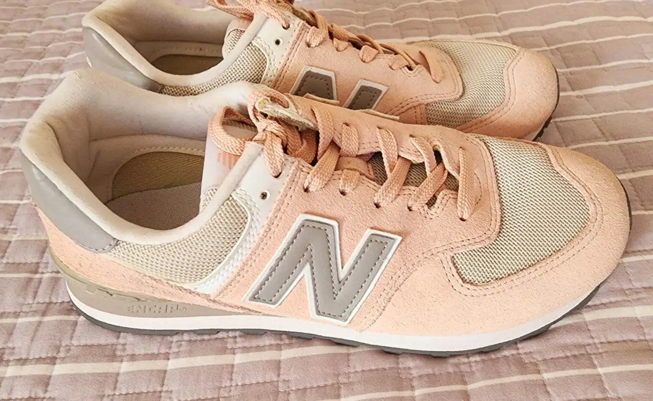 Zapatillas New Balance 574 rosas y grises para mujer. Talle 10 US, 8 UK, 41.5 EU, 27 CM. Made in Vietnam.