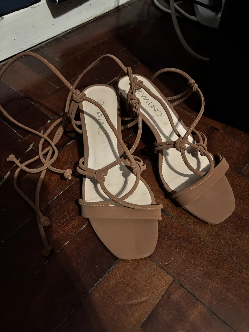 Sandalias marrones con tiras finas que se anudan al tobillo. Tienen taco bajo y la suela es antideslizante. Los use solamente dos veces así que están en perfecto estado.