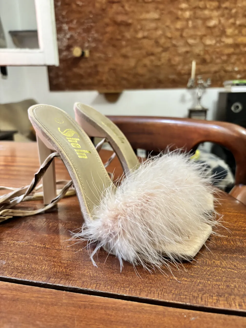 Sandalias de taco alto con tiras para atar en la pierna y detalle de plumas en la parte delantera. Están en muy buen estado salvo las tiras que hay que cambiarlas o sacarlas.