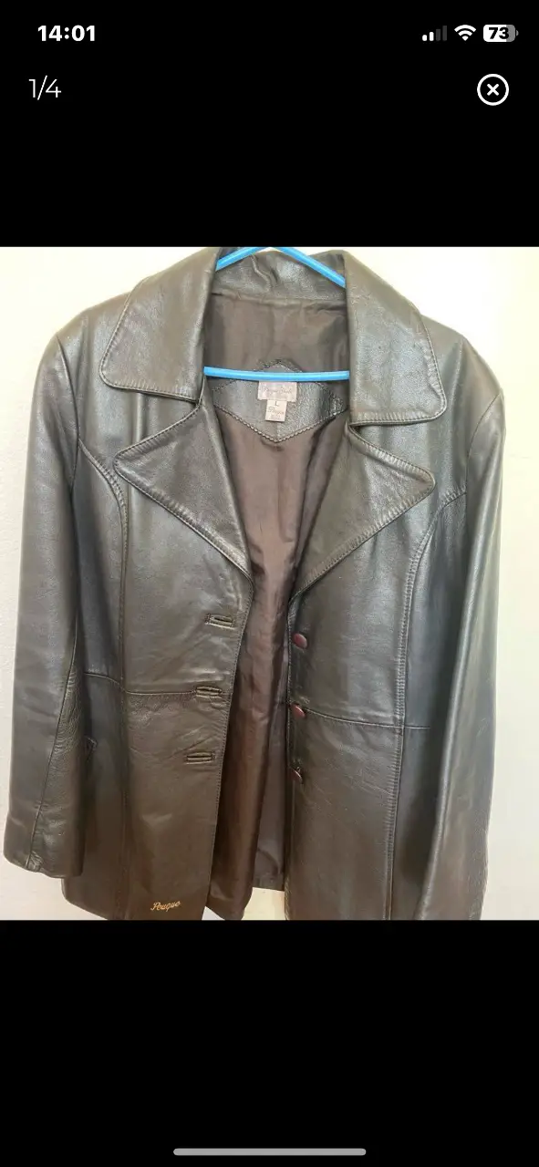 Campera de cuero marrón, estilo biker, con botones y solapas. Marca Peuque.