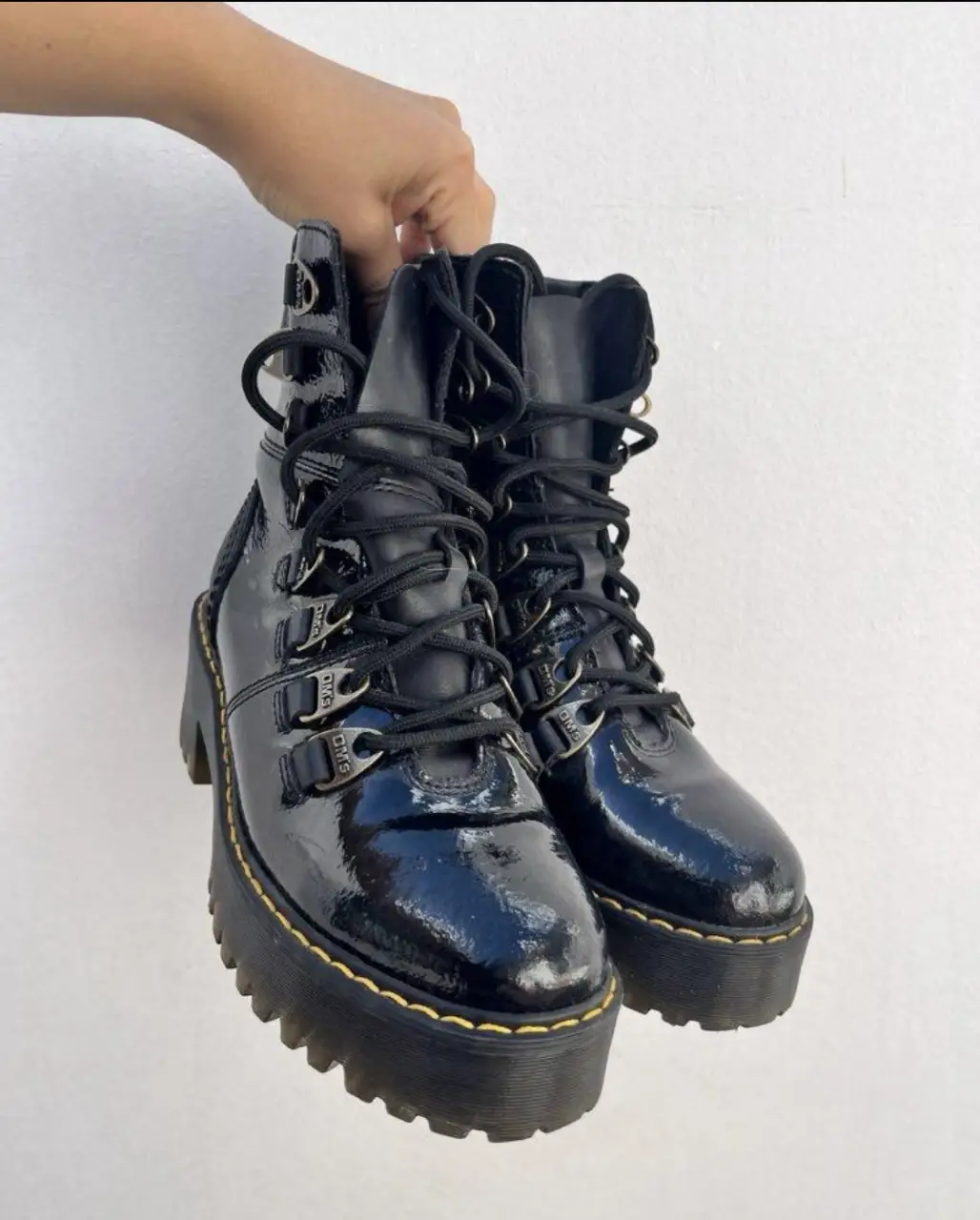 Botas Dr. Martens Jadon en charol negro con plataforma y detalles metálicos. Talle 37 EU.