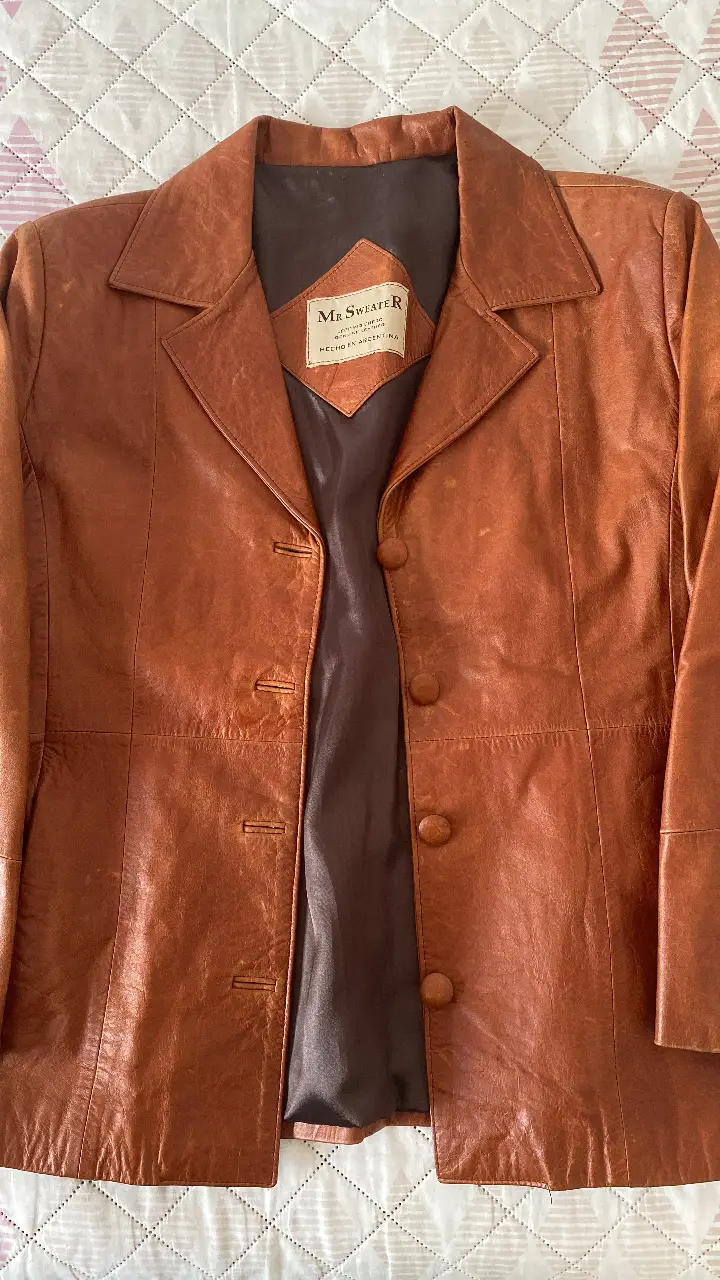 Campera de cuero legítimo marrón, estilo biker, de la marca Mr. Sweater, hecha en Argentina. Ideal para un look vintage y elegante.