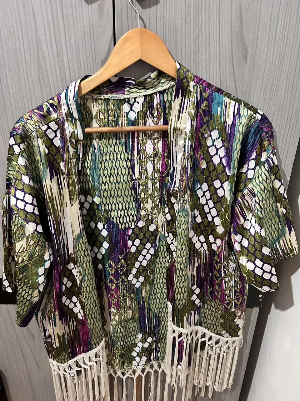 Kimono estampado con flecos en el bajo. Ideal para un look bohemio y con estilo.