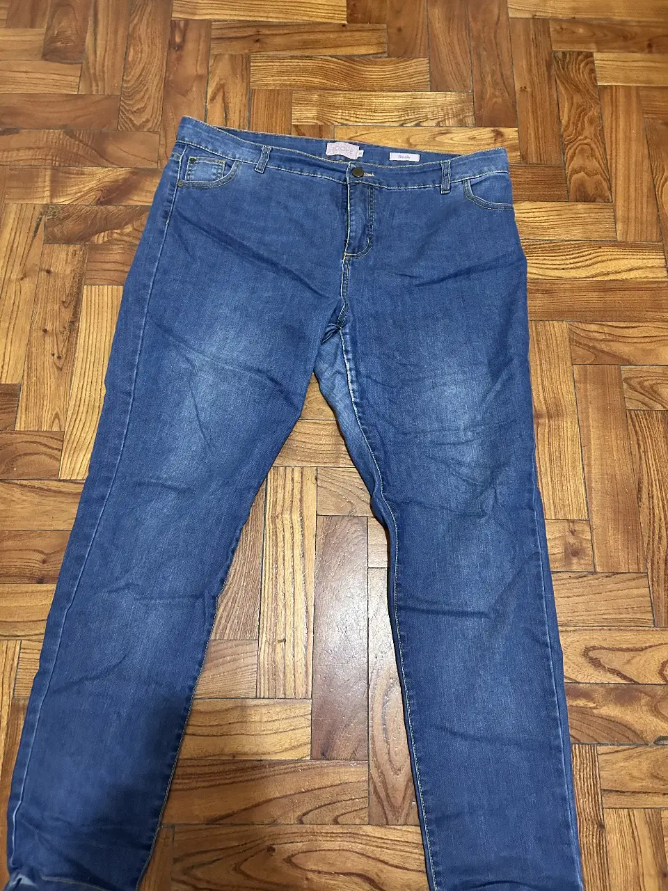 Jeans de mujer tiro alto, color azul, con un diseño clásico y versátil. Ideal para un look casual y cómodo.
