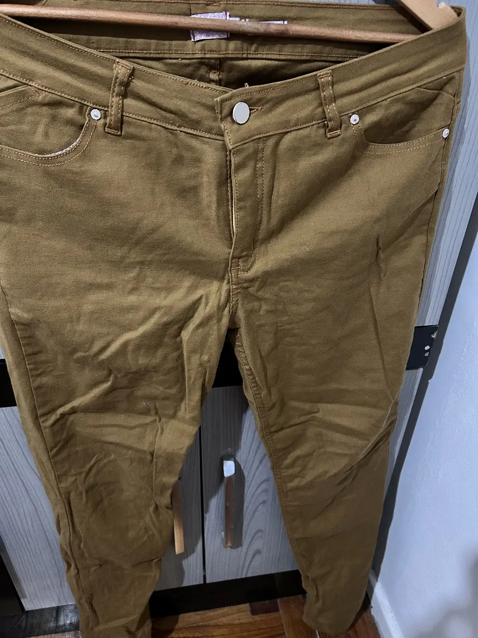 Pantalón de jean recto color marrón, tiro medio, de la marca Tocche. Talle 38.