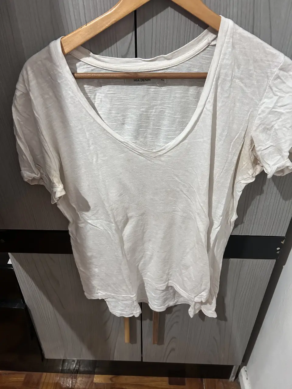 Remera blanca de mujer, escote en V, de la marca Mia Denim, talle XL. Ideal para un look casual y cómodo.
