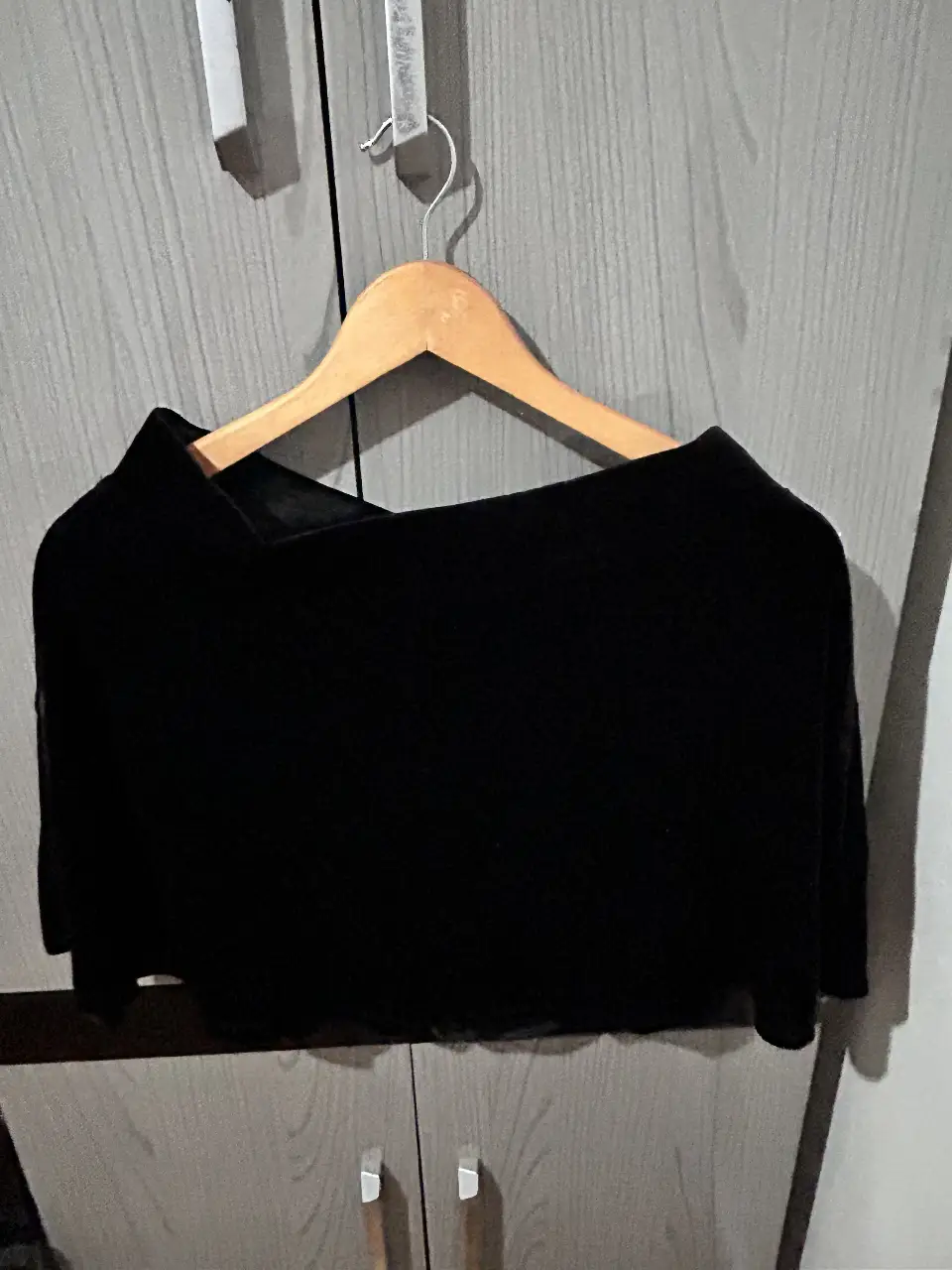 Top negro de terciopelo, ideal para una salida o evento especial. Marca Forever 21, talle L.
