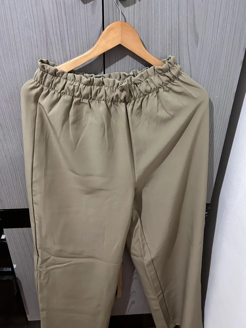 Pantalón sastrero de mujer, color khaki, con cintura elastizada y corte recto. Ideal para un look casual y cómodo.