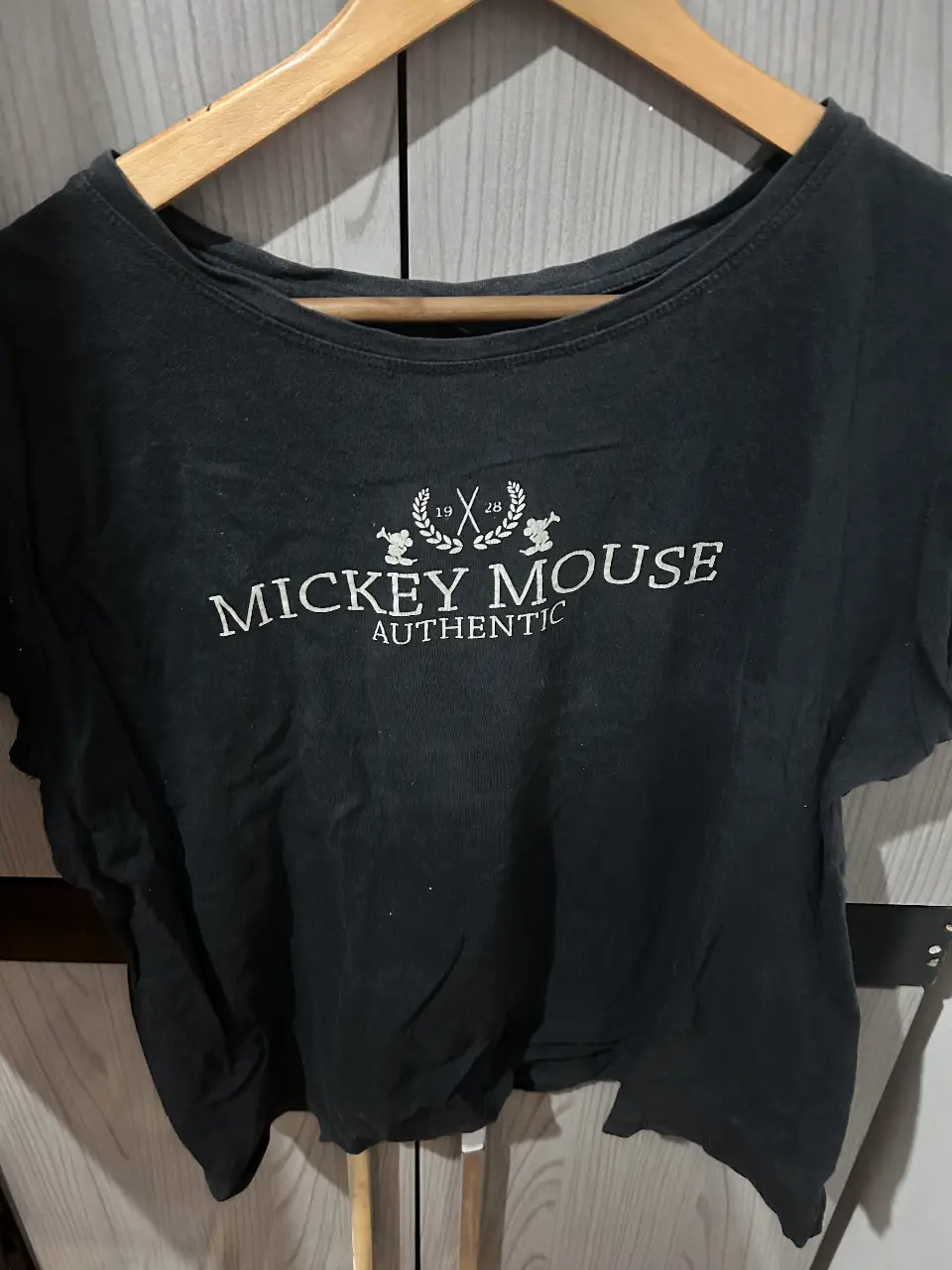 Remera de manga corta negra con estampado "Mickey Mouse Authentic". Ideal para un look casual y cómodo.
