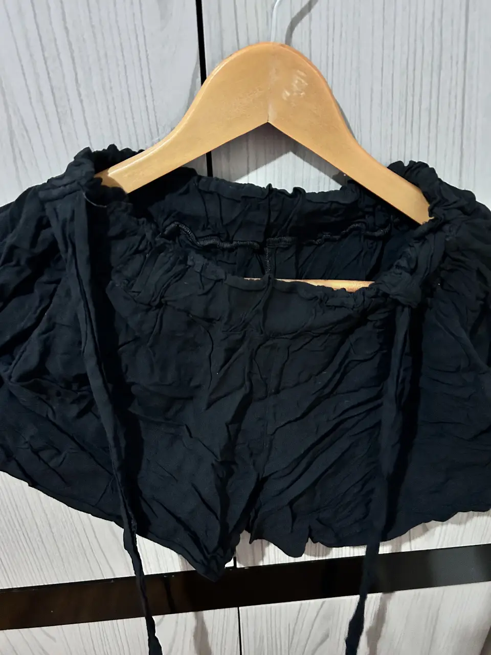 Short negro de tela arrugada, tiro alto, con lazo en la cintura. Ideal para un look casual y cómodo.