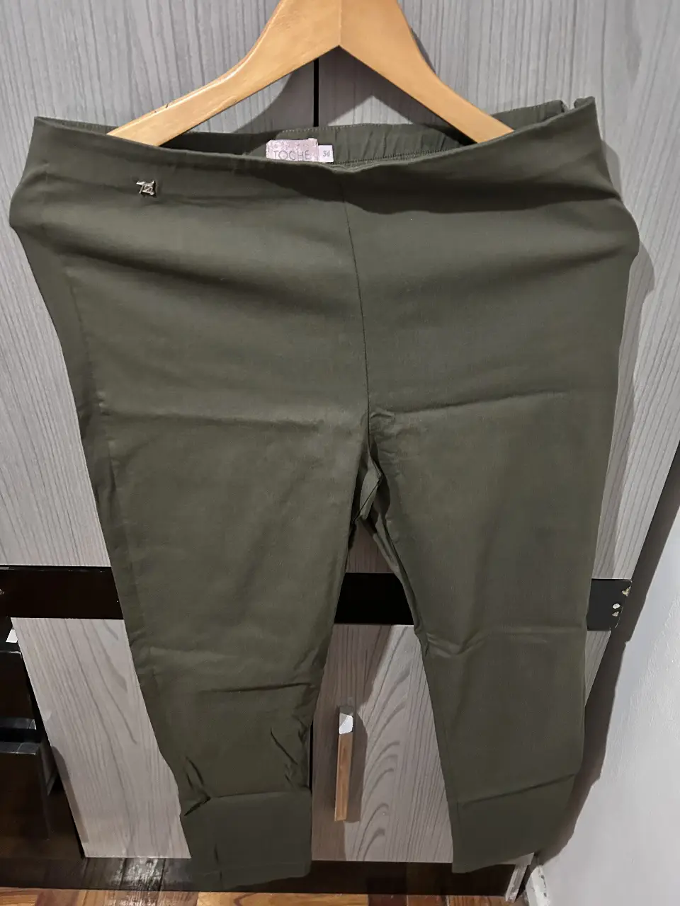 Pantalón sastrero verde oscuro de la marca Tocche, talle 34. Ideal para un look elegante y versátil.