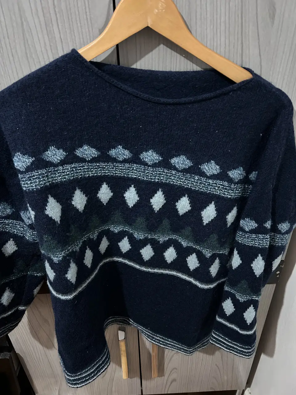 Sweater de lana azul marino con diseño de rombos en blanco y verde. Ideal para un look casual y abrigado.