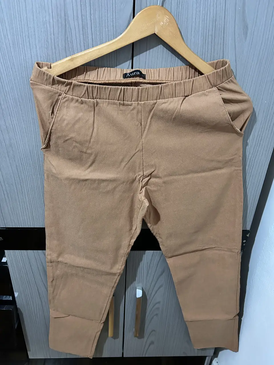 Pantalón chino de mujer, color marrón, con cintura elastizada y bolsillos laterales. Talle XL.