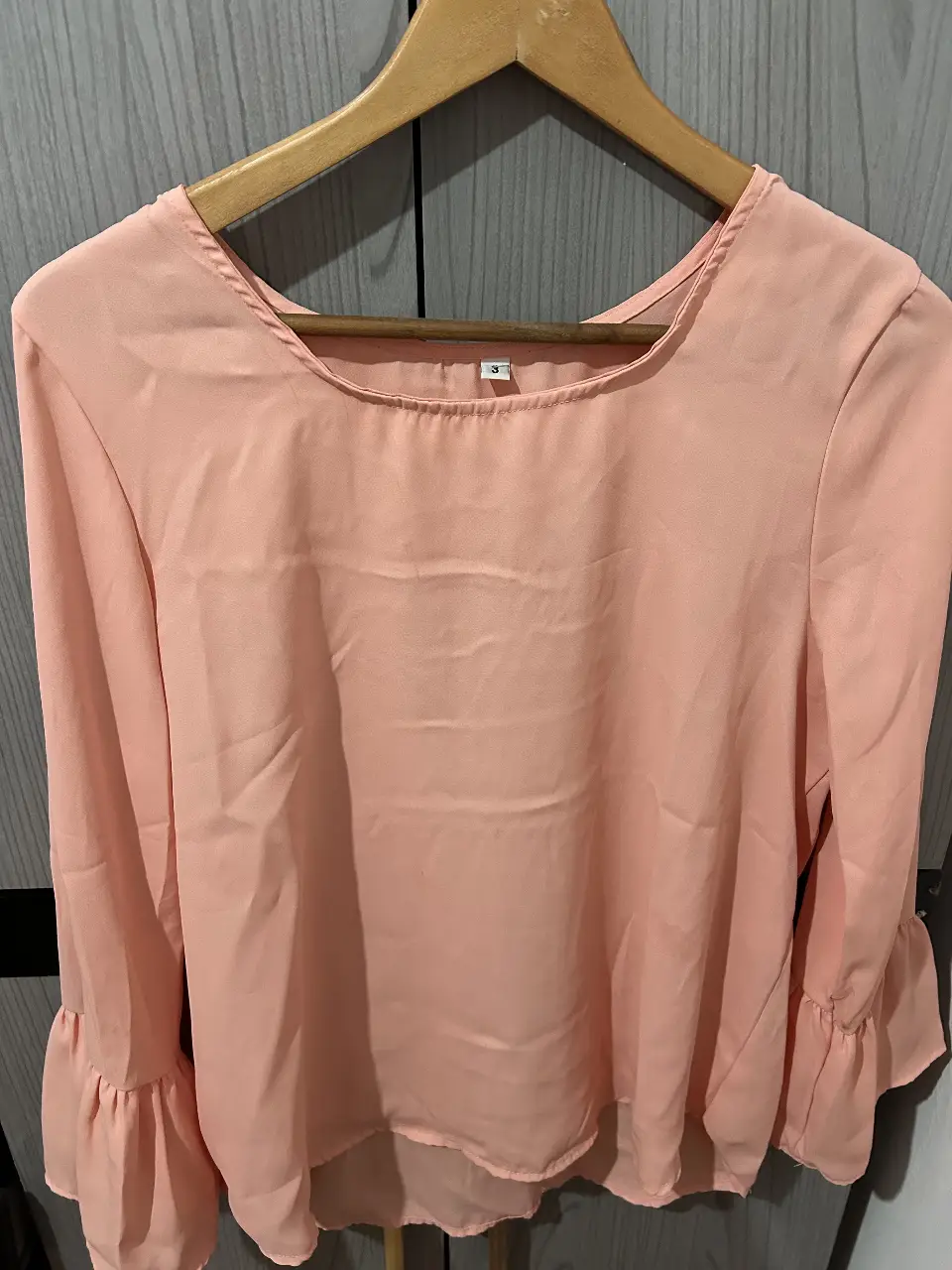 Blusa de manga larga color rosa, con mangas acampanadas. Ideal para un look casual y femenino.