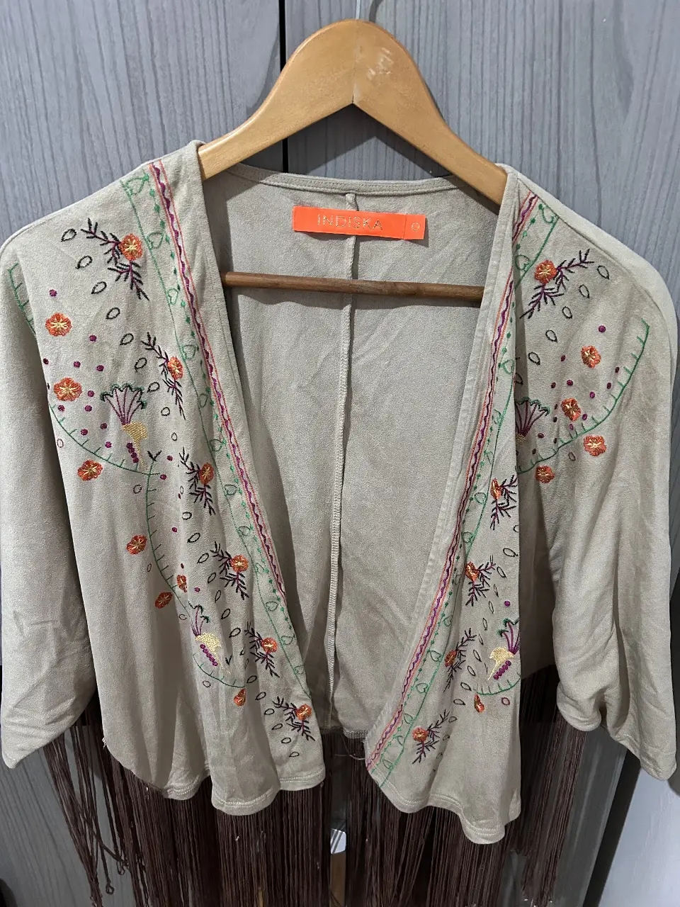 Kimono de gamuza con bordados florales y flecos en el borde inferior. Ideal para un look bohemio y con estilo.